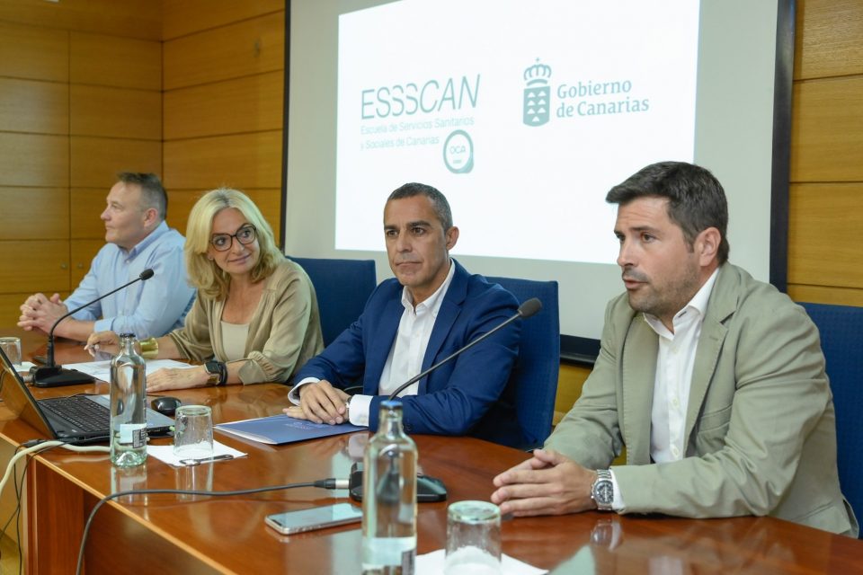 De izquierda a derecha sentados en una mesa: Rubén Iturrarte, director estratégico de Founderz; Esther Monzón, consejera de Sanidad del Gobierno de Canarias; José Montelongo, director de la ESSCAN y Fernando Valiño, director de Gobiernos Regionales y Sanidad, en Microsoft España